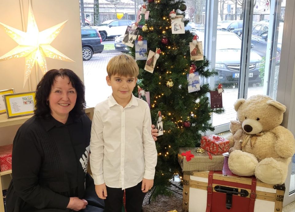 Skolotāja Inga Kursīte un Mateo Ozols