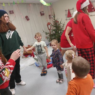 Teātra pulciņš ciemos pie Brodu bērnudārzniekiem