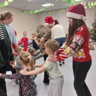 Teātra pulciņš ciemos pie Brodu bērnudārzniekiem