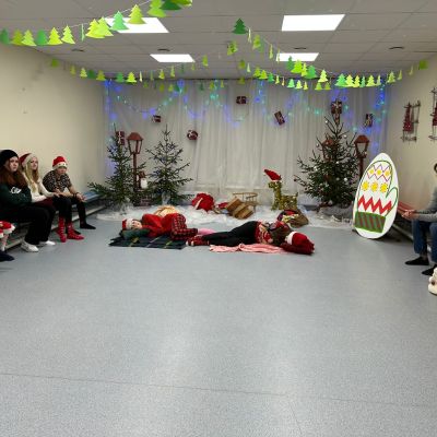 Teātra pulciņš ciemos pie Brodu bērnudārzniekiem