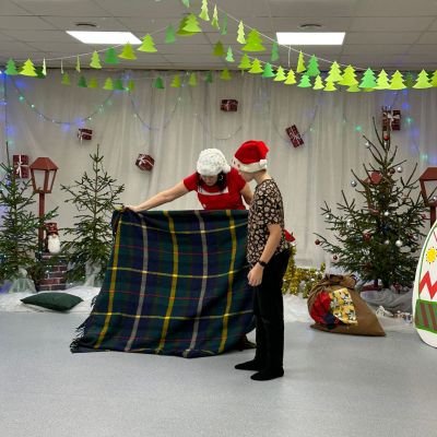 Teātra pulciņš ciemos pie Brodu bērnudārzniekiem