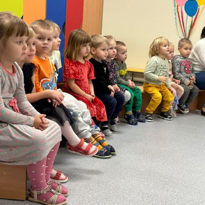 Teātra pulciņš ciemos pie Brodu bērnudārzniekiem