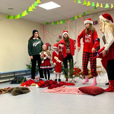 Teātra pulciņš ciemos pie Brodu bērnudārzniekiem