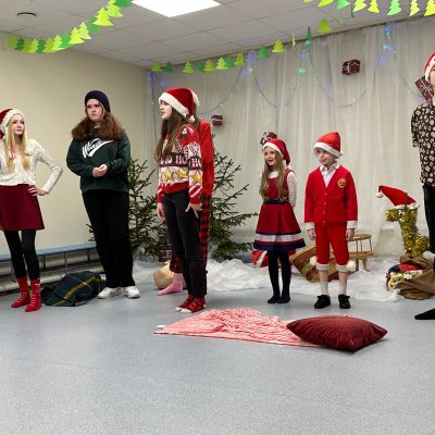 Teātra pulciņš ciemos pie Brodu bērnudārzniekiem