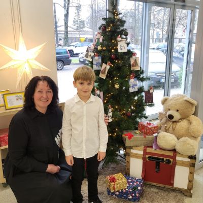 Skolotāja Inga Kursīte un Mateo Ozols